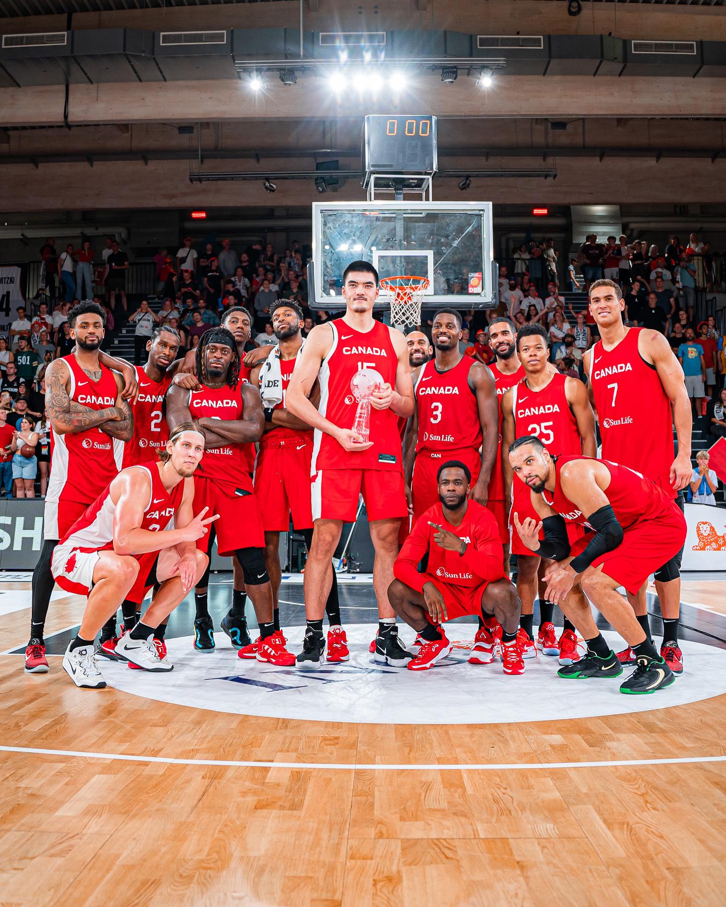 加拿大男篮在友谊赛中表现出色