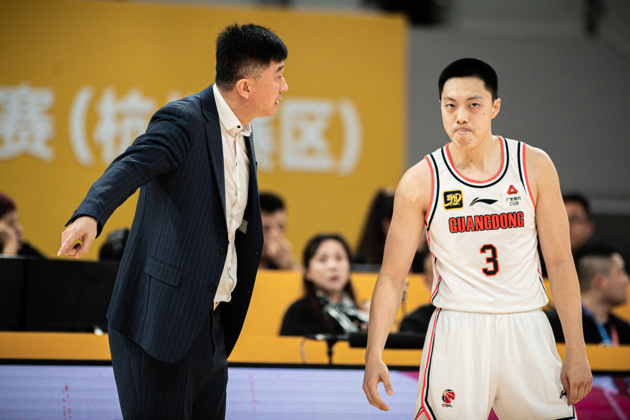 球队换帅迎来新气象，球员士气大振